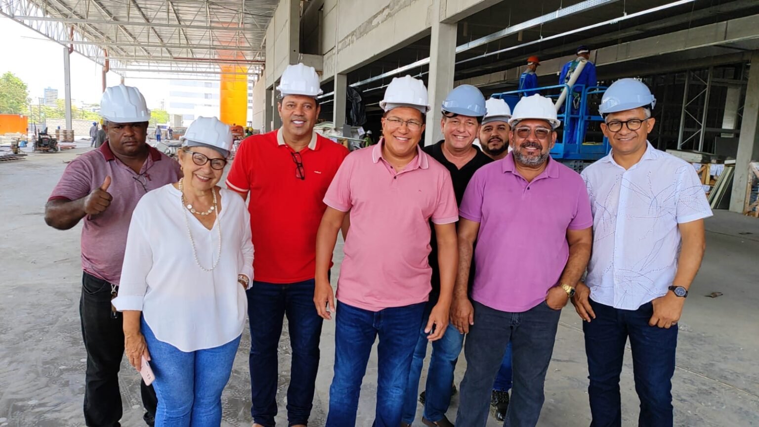 Prefeito Augusto Castro visita obras da primeira loja da Rede Atakarejo