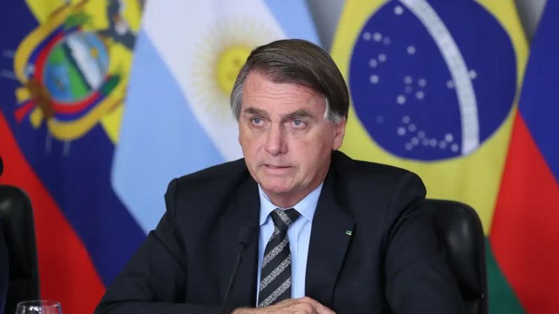 Bolsonaro acusa Alexandre de Moraes de usar inquéritos para “perseguir quem bem entender”