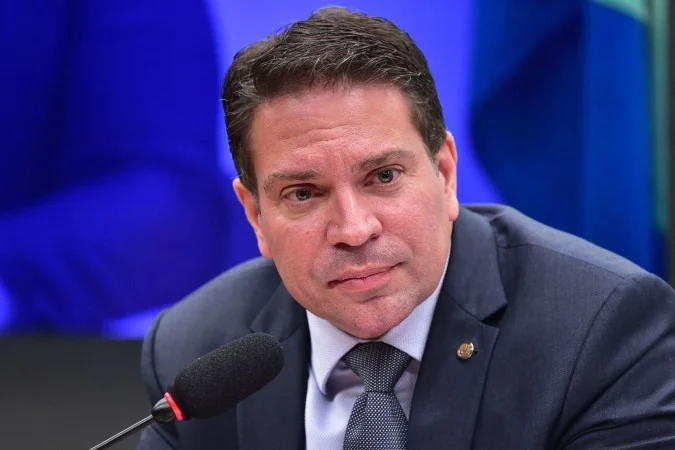 Moraes ordena perda de mandato de Ramagem após fuga para os EUA