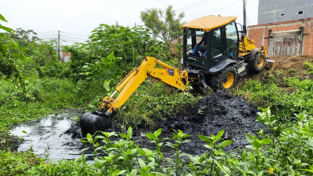 Itabuna reforça limpeza de canais e bueiros com ações em vários bairros da cidade