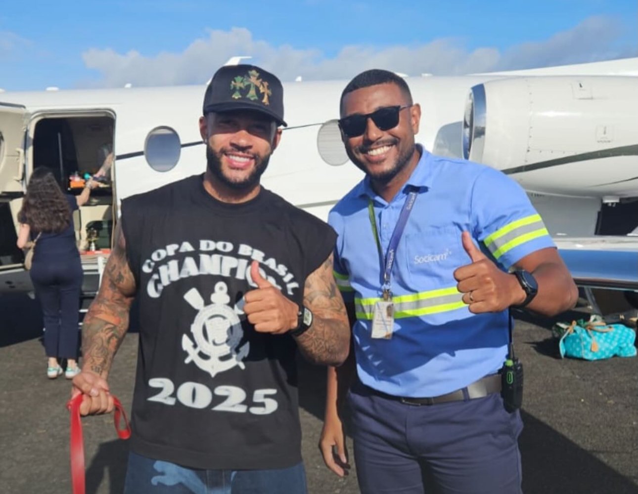 Memphis Depay escolhe Itacaré para curtir férias no litoral baiano