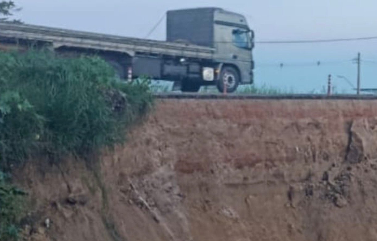 TRAGÉDIA ANUNCIADA‼️Prefeitura de Mascote cobra ação urgente do DNIT em trecho comprometido da BR-101