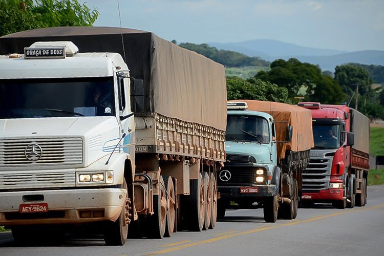 Após negociação e nova MP, caminhoneiros recuam e elogiam governo Lula
