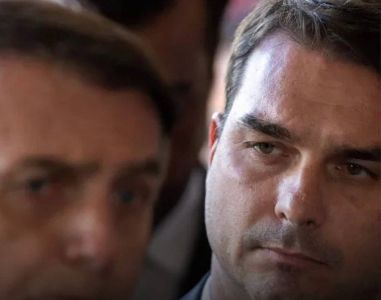 Flávio Bolsonaro não explica doação de 3 milhões de operador de Vorcaro ao seu pai