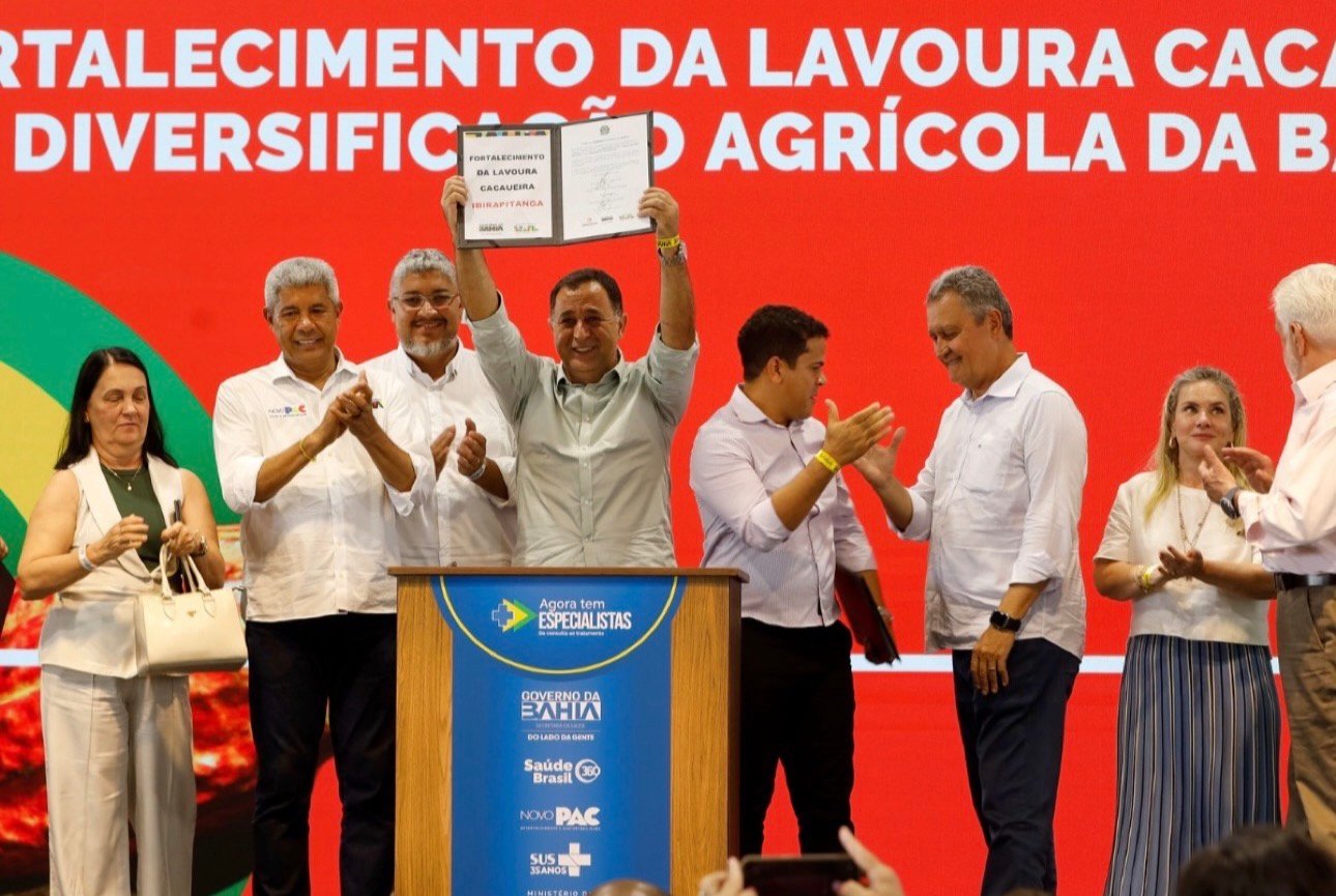 IBIRAPITANGA AVANÇA‼️Prefeito Jé Assunção entrega ônibus escolares e assegura pacote de obras para o município