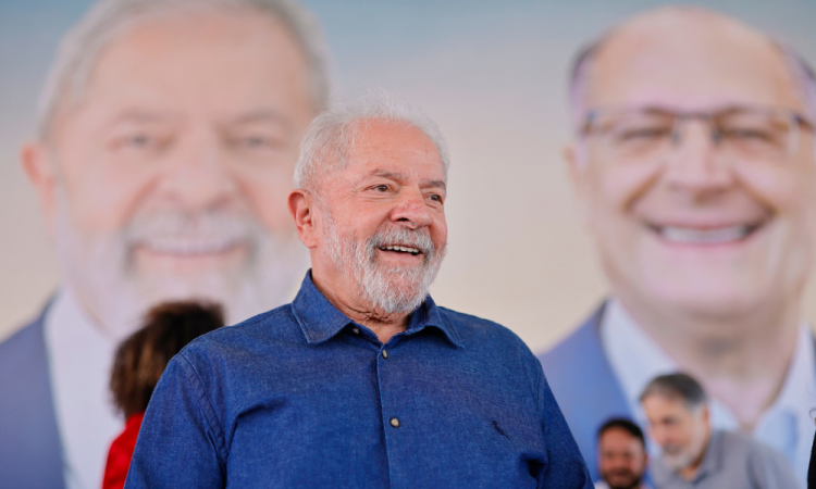 CONFIANÇA NO BRASIL‼️Lula encerra semana de vitórias com dólar abaixo de R$ 4,90 e bolsa em alta