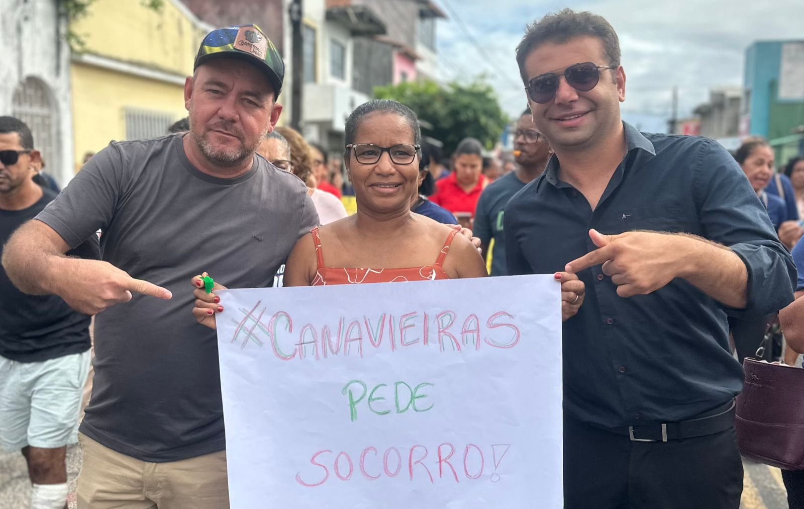 Ao lado da população, Josimar Capixaba e Tiago Medrado participam de manifestação organizada pela APLB em Canavieiras