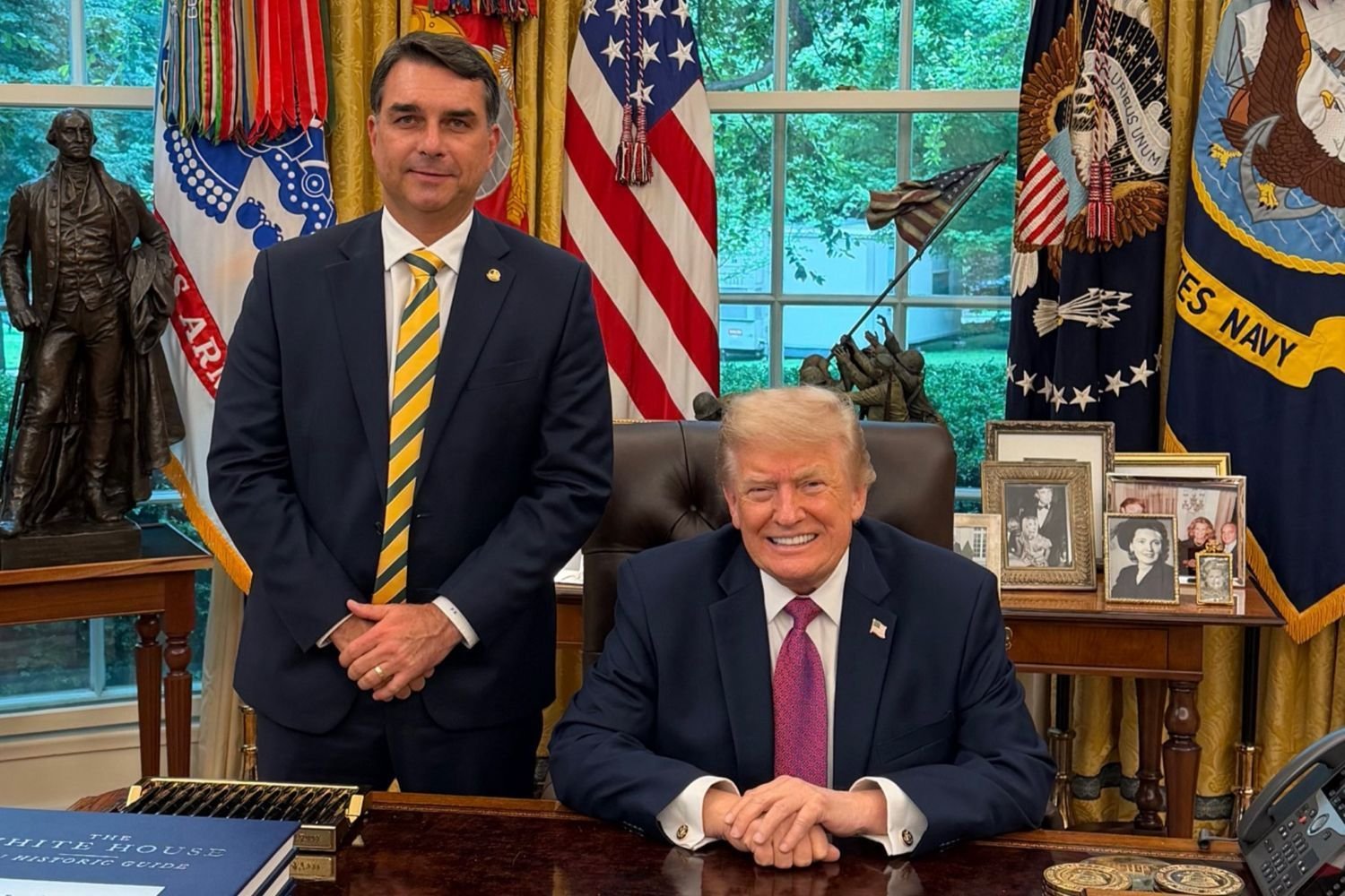 Após articulação de Flávio Bolsonaro, Trump Ataca o PIX e ameaça impor tarifa de 25% sobre produtos brasileiros