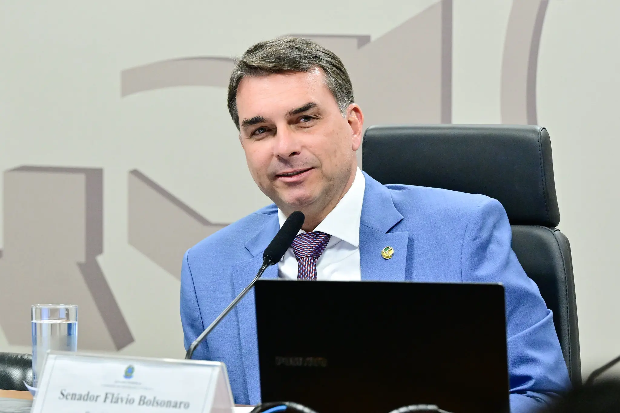 PL se incomoda com distância de ACM Neto de Flávio Bolsonaro