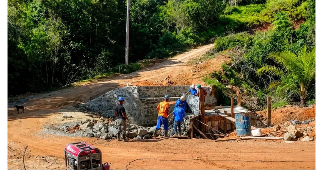 MAIS MOBILIDADE‼️Nova ponte sobre o Córrego do Carneiro marca mais um avanço do governo Tião Moreira