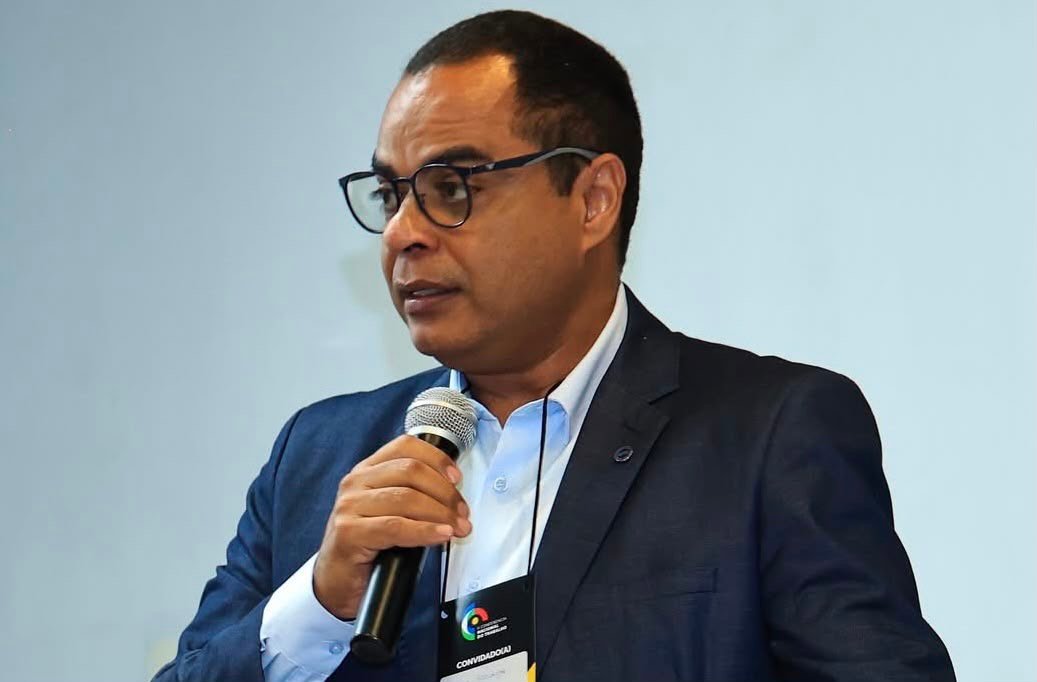 AGOSTO LILÁS‼️Magno Lavigne detona escolha de vice de Flávio Bolsonaro: “Um tapa na cara das mulheres”