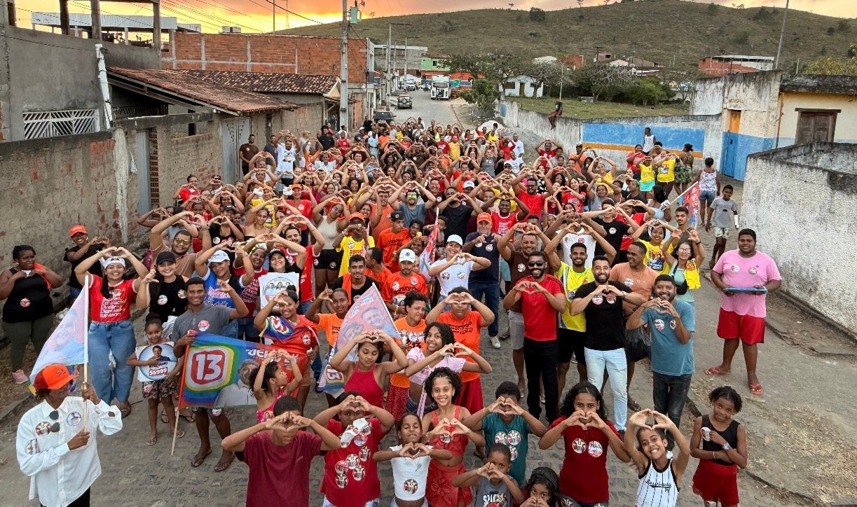 Glis Dórea mostra força política em adesivaço realizado em plena terça-feira em Itapitanga