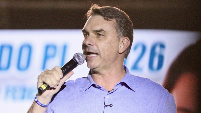 POSSÍVEL GOLPE⁉️Fala de Flávio Bolsonaro sobre STF levanta debate sobre os limites dos Poderes